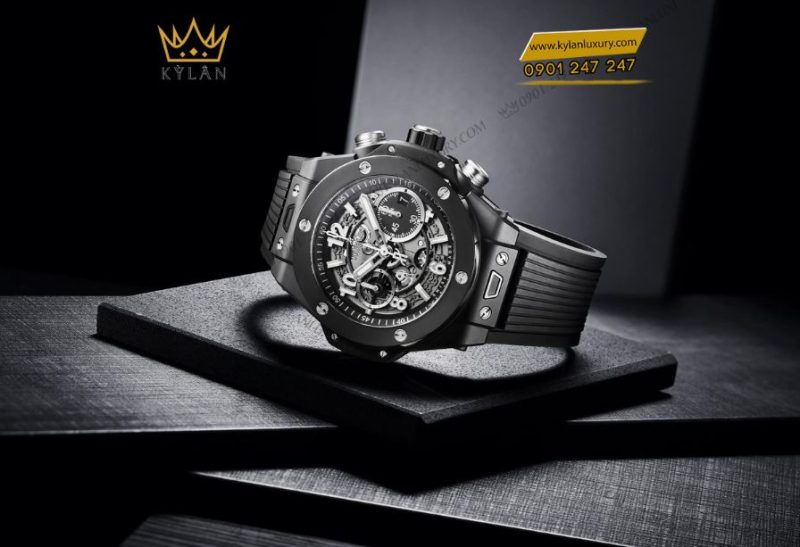Vỏ ceramic đen được đánh bóng và xử lý vi mờ của Hublot Big Bang Unico Black Magic 44mm thể hiện sự kết hợp hoàn hảo giữa công nghệ và thẩm mỹ.