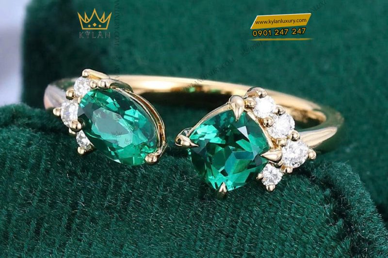 Nhẫn nữ vàng nguyên khối Au750 đính hai viên chủ đá ngọc lục bảo