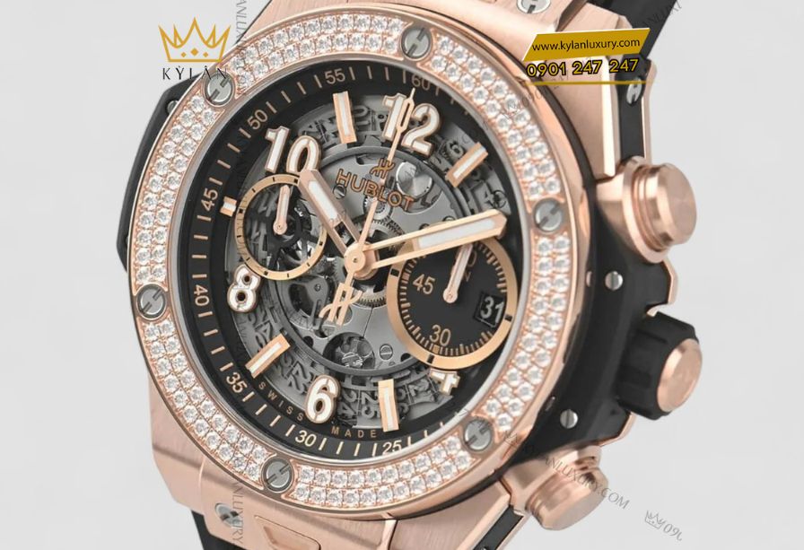 Hublot Big Bang Unico King Gold Diamonds 421.OX.1180.RX.1104 44mm 2 Vành đồng hồ Hublot Big Bang Unico King Gold Diamonds 44mm nạm 126 viên kim cương tỏa sáng trên nền vàng King Gold sang trọng.