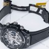 Dây cao su đen và khóa deployant bằng ceramic đen của Hublot Big Bang Unico Black Magic 42mm mang đến sự thoải mái và tinh tế.