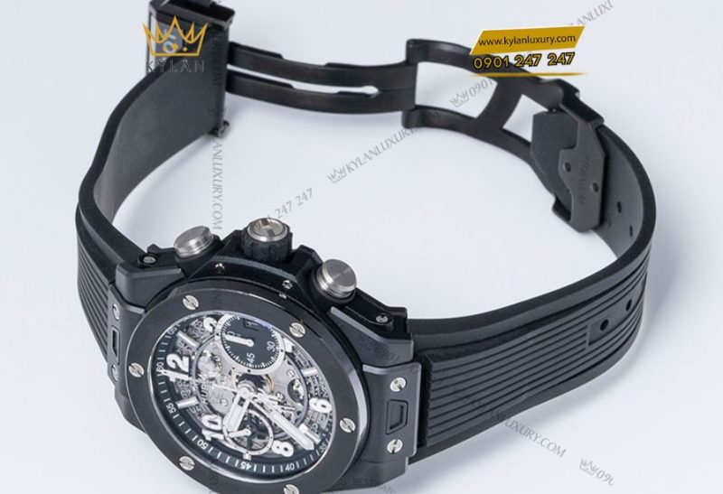 Dây cao su đen và khóa deployant bằng ceramic đen của Hublot Big Bang Unico Black Magic 42mm mang đến sự thoải mái và tinh tế.