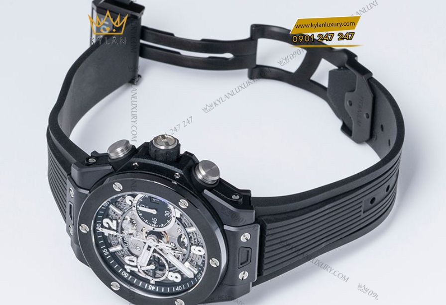 Dây cao su đen và khóa deployant bằng ceramic đen của Hublot Big Bang Unico Black Magic 42mm mang đến sự thoải mái và tinh tế.
