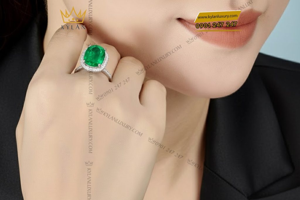 Nhẫn vàng trắng Au750 đính kim cương và đá ngọc lục bảo 11 Kỳ Lân Luxury 5 101 Nhẫn vàng trắng Au750 đính kim cương và đá ngọc lục bảo