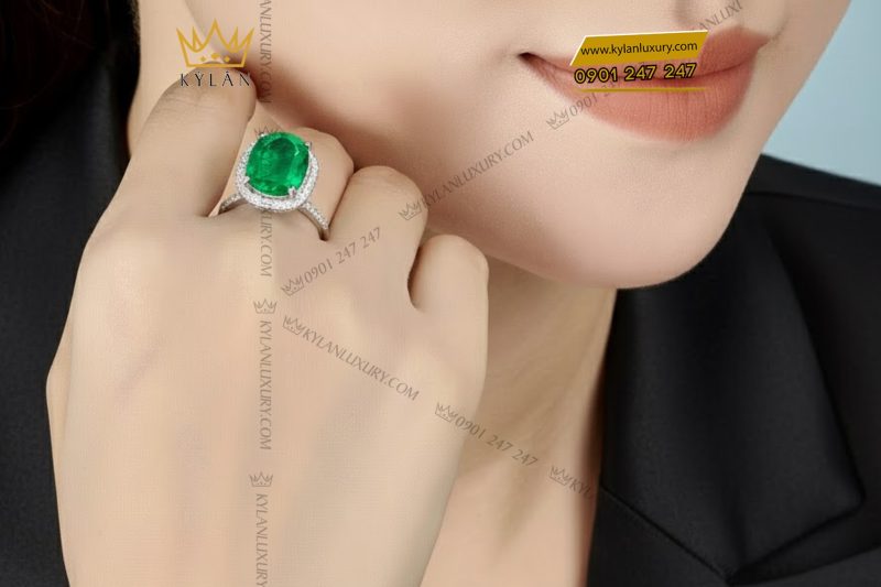 Nhẫn vàng trắng Au750 đính kim cương và đá ngọc lục bảo