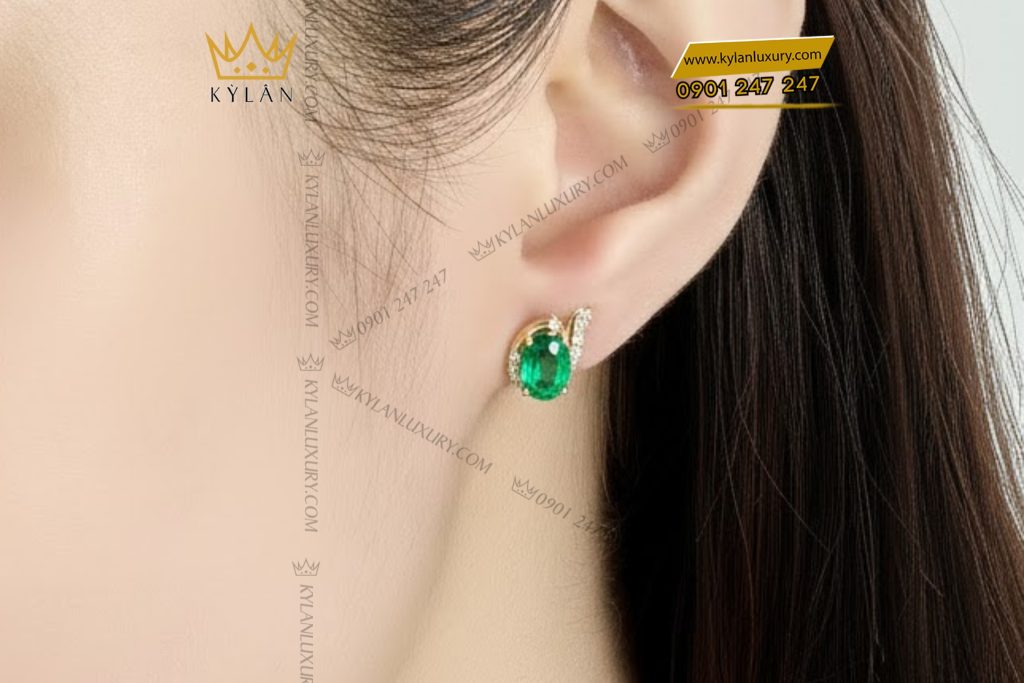 Bông tai vàng trắng Au750 đính kim cương và đá ngọc lục bảo 6 Bông tai vàng trắng Au750 đính kim cương và đá ngọc lục bảo