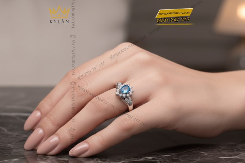 Nhẫn nữ vàng trắng Au750 đính kim cương và Sapphire xanh 
