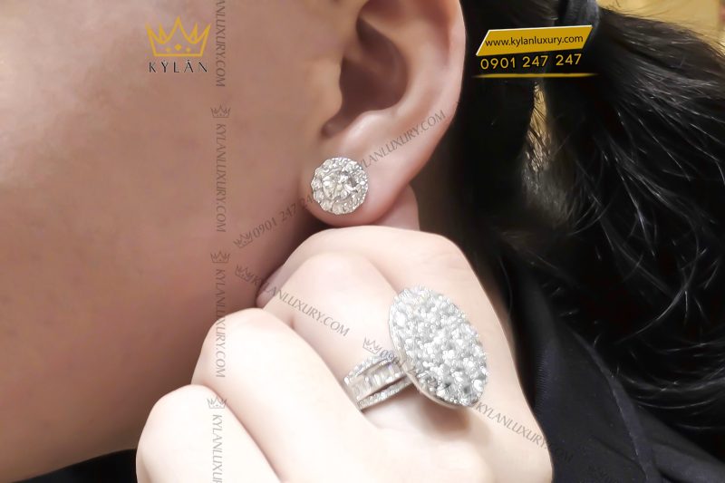 Cặp bông tai vàng trắng nguyên khối Au750 đính viên chủ kim cương 5ly4