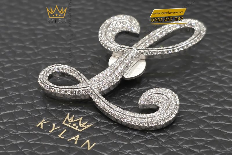 Logo cài áo chữ L vàng trắng nguyên khối Au750 đính kim cương