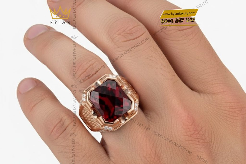 Nhẫn nam vàng hồng nguyên khối Au750 đính đá sapphire đỏ 5 Nhẫn nam vàng hồng nguyên khối Au750 đính đá sapphire đỏ