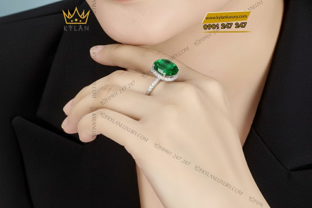 Nhẫn vàng trắng Au750 đính kim cương và đá ngọc lục bảo 5 Nhẫn vàng trắng Au750 đính kim cương và đá ngọc lục bảo