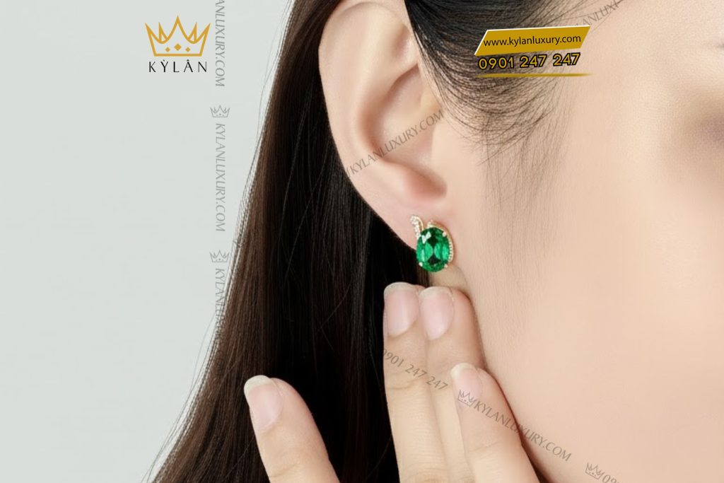 Bông tai vàng trắng Au750 đính kim cương và đá ngọc lục bảo 5 Bông tai vàng trắng Au750 đính kim cương và đá ngọc lục bảo