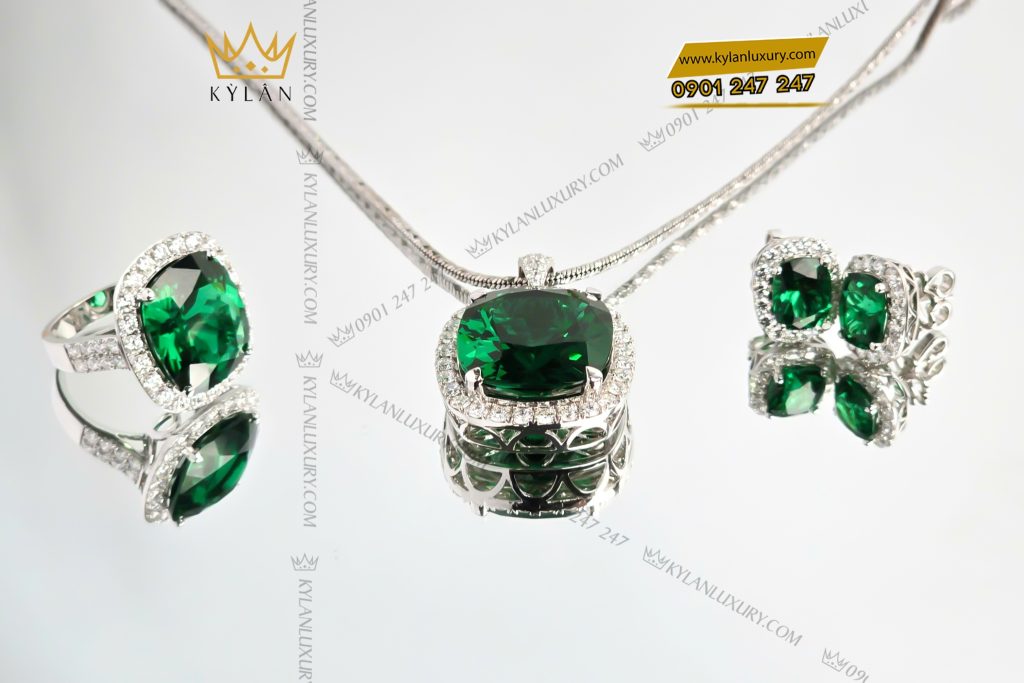 Kỳ Lân Luxury 7 17 Nhẫn vàng trắng nguyên khối Au750 đính kim cương và đá ngọc lục bảo