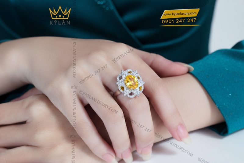 Nhẫn nữ vàng trắng nguyên khối Au750 đính kim cương và đá Sapphire vàng