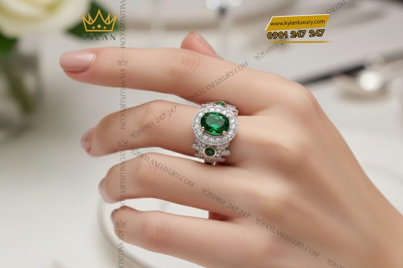 Nhẫn nữ vàng trắng Au750 đính kim cương và đá ngọc lục bảo