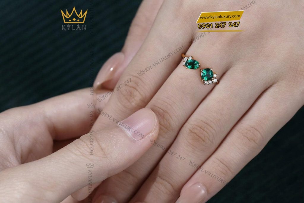Nhẫn nữ vàng nguyên khối Au750 đính hai viên chủ đá ngọc lục bảo