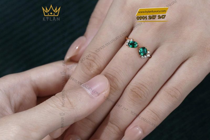 Nhẫn nữ vàng nguyên khối Au750 đính hai viên chủ đá ngọc lục bảo