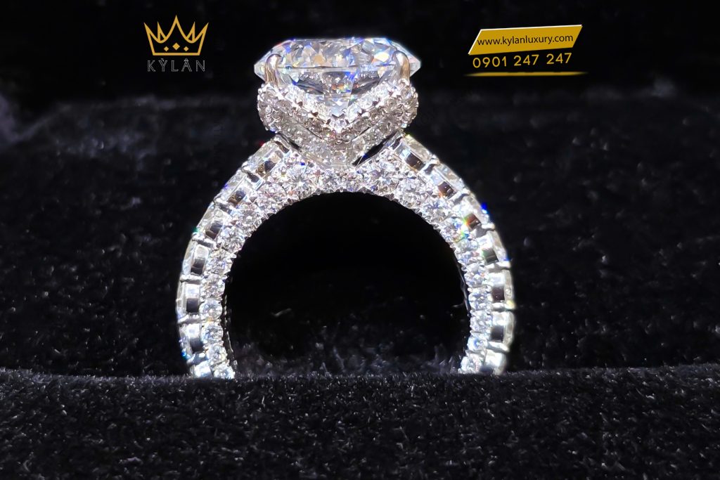 Kỳ Lân Luxury 7 70 Nhẫn nữ vàng trắng nguyên khối Au750 đính viên kim cương chủ 10ly4