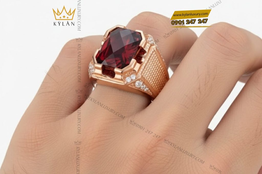 Nhẫn nam vàng hồng nguyên khối Au750 đính đá sapphire đỏ 6 Nhẫn nam vàng hồng nguyên khối Au750 đính đá sapphire đỏ