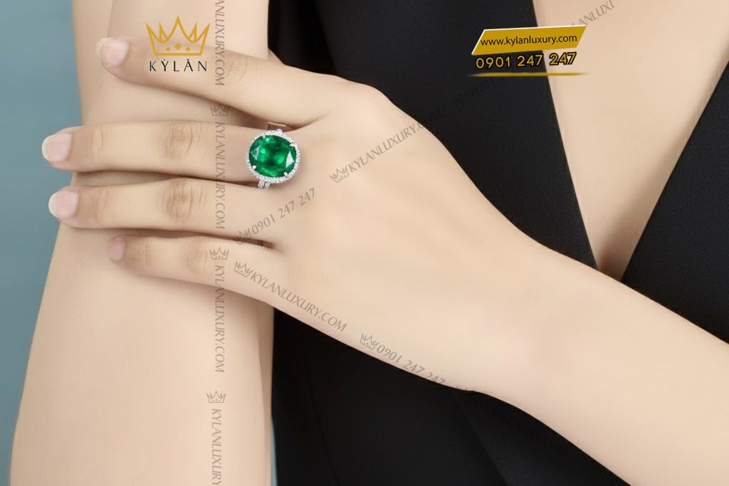 Nhẫn vàng trắng Au750 đính kim cương và đá ngọc lục bảo 6 Nhẫn vàng trắng Au750 đính kim cương và đá ngọc lục bảo