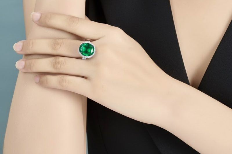 Bông tai vàng trắng Au750 đính kim cương và đá ngọc lục bảo