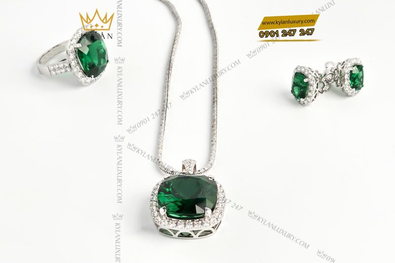 Nhẫn vàng trắng nguyên khối Au750 đính kim cương và đá ngọc lục bảo