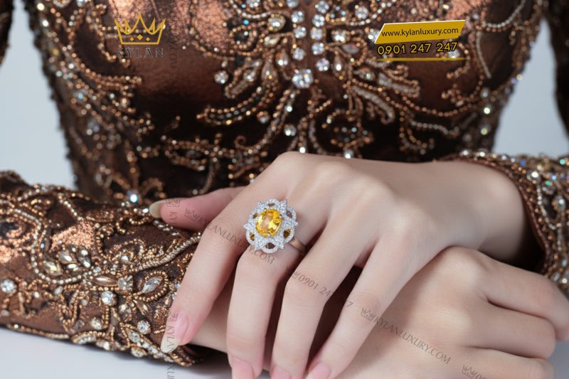 Nhẫn nữ vàng trắng nguyên khối Au750 đính kim cương và đá Sapphire vàng