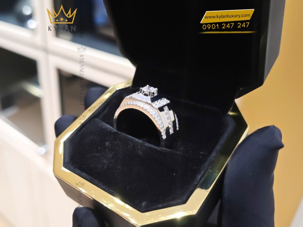 Kỳ Lân Luxury 8 20 Nhẫn vàng trắng nguyên khối Au750 đính kim cương chủ 5ly4