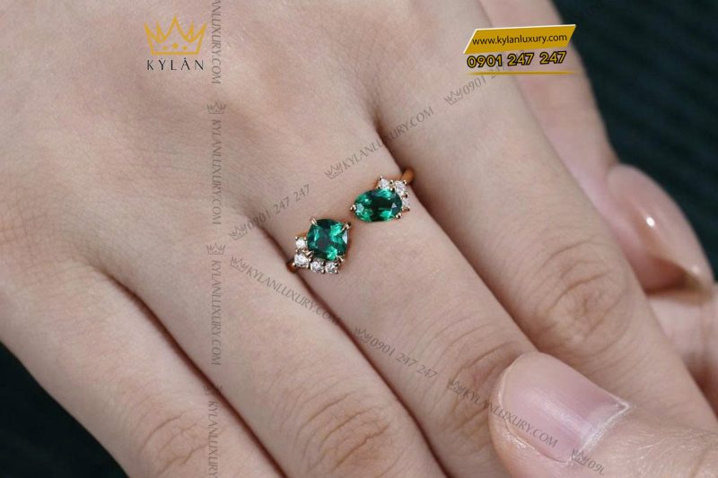 Nhẫn nữ vàng nguyên khối Au750 đính hai viên chủ đá ngọc lục bảo
