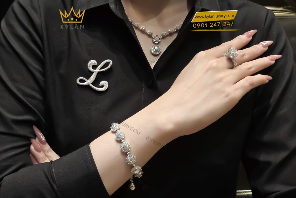 Logo cài áo chữ L vàng trắng nguyên khối Au750 đính kim cương 13 Kỳ Lân Luxury 8 52 Logo cài áo chữ L vàng trắng nguyên khối Au750 đính kim cương