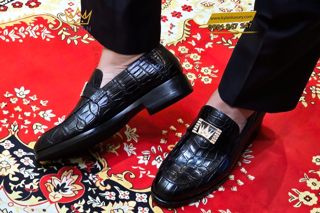 Giày nam da cá Alligator black đính logo vương miện vàng full kim cương 7 Giày nam da cá Alligator black đính logo vương miện vàng full kim cương