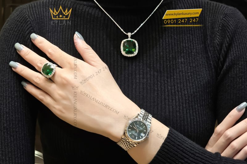 Mặt dây chuyền vàng trắng nguyên khối Au750 đính kim cương và đá ngọc lục