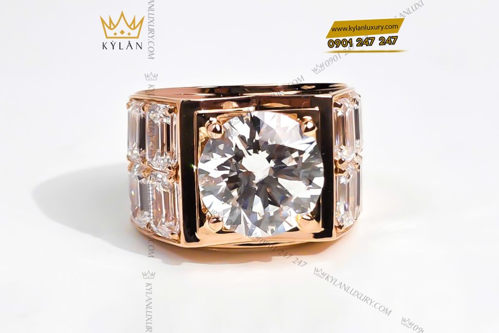 Nhẫn nam vàng hồng Au750 đính viên chủ 11ly3 8 Kỳ Lân Luxury Nhan nam vang hong Au750 dinh vien chu 11ly3 2 Nhẫn nam vàng hồng Au750 đính viên chủ 11ly3