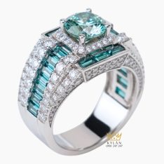 Nhẫn Nam Vàng Trắng Nguyên Khối Au750 Đính Kim Cương & Đá Xanh Lục Nhẫn nam vàng trắng nguyên khối Au750 đính kim cương & đá xanh lục