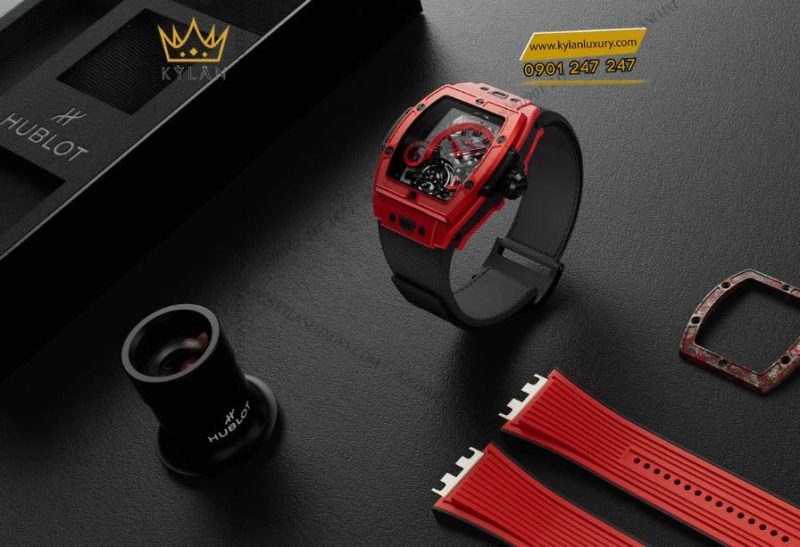 Cận cảnh vỏ và bezel gốm đỏ đánh bóng của Hublot Red Magic với hiệu ứng ánh sáng tương phản