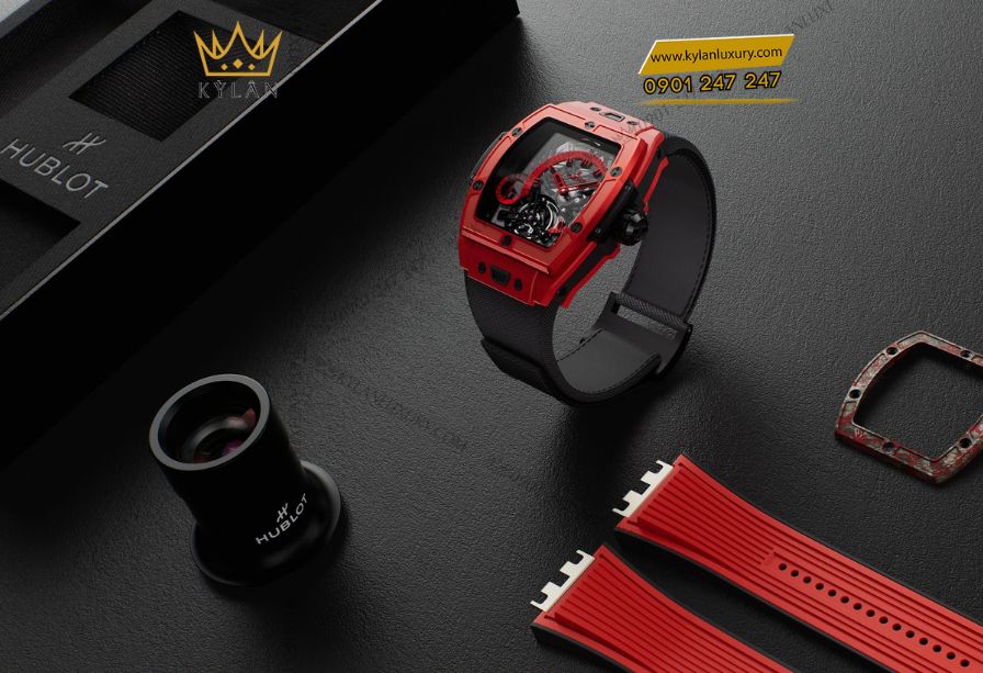 Cận cảnh vỏ và bezel gốm đỏ đánh bóng của Hublot Spirit of Big Bang Tourbillon 5-Day Power Reserve Red Magic với hiệu ứng ánh sáng tương phản