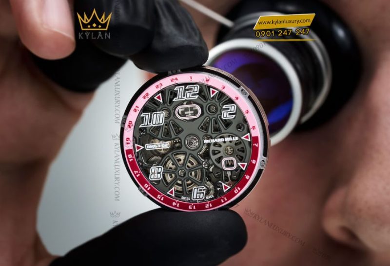 Cận cảnh đĩa hiển thị ngày đêm hai tông màu trên RM 63-02.