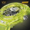 Vỏ SAXEM vàng neon đánh bóng và phun mờ của Hublot Big Bang, phản chiếu ánh sáng rực rỡ như pha lê.