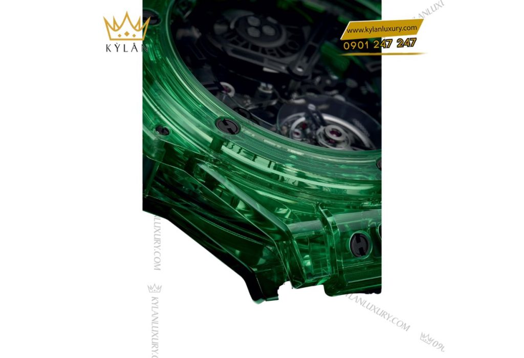 Mặt đồng hồ sapphire đen khói và tourbillon xoay nhịp trong vỏ SAXEM xanh của Hublot Big Bang