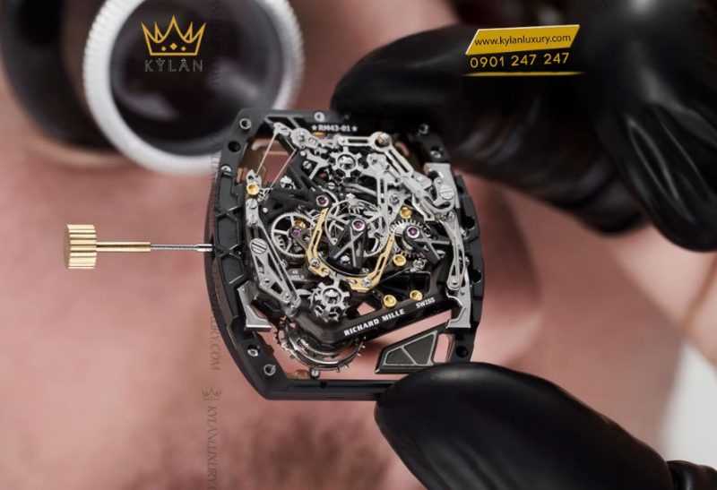 Cận cảnh bộ máy skeleton RM 43-01 với tourbillon và split-seconds.