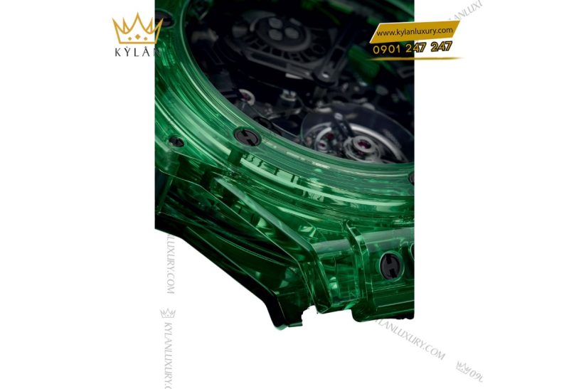 Mặt đồng hồ sapphire đen khói và tourbillon xoay nhịp trong vỏ SAXEM xanh của Hublot Big Bang