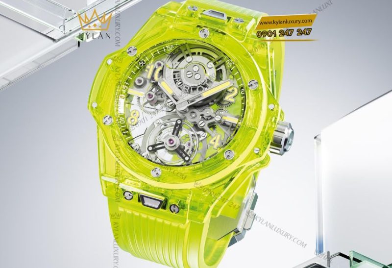 Mặt đồng hồ sapphire trong suốt cùng dây cao su vàng neon trong, tạo hiệu ứng ánh sáng độc đáo.