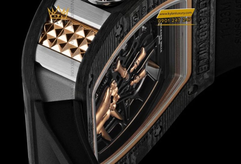 Richard Mille RM 66 Flying Tourbillon với bàn tay vàng 5N nhìn trực diện