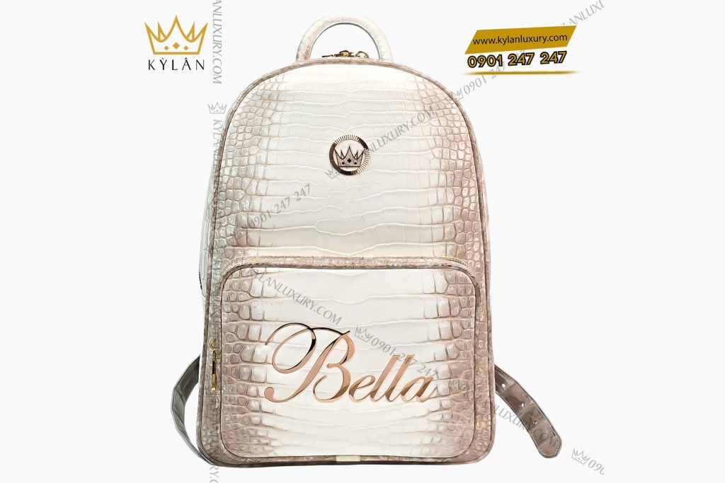 Balo da cá Alligator white đính logo vương miện và chữ Bella vàng Au750