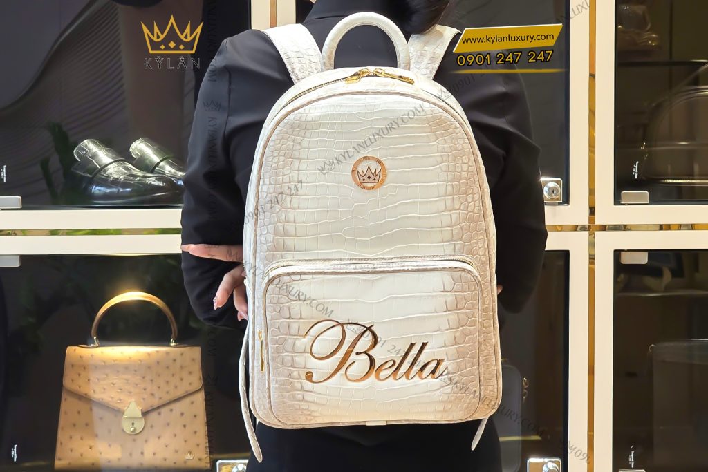 Balo da cá Alligator white đính logo vương miện và chữ Bella vàng Au750