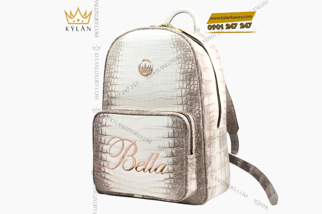 Balo da cá Alligator white đính logo vương miện và chữ Bella vàng Au750