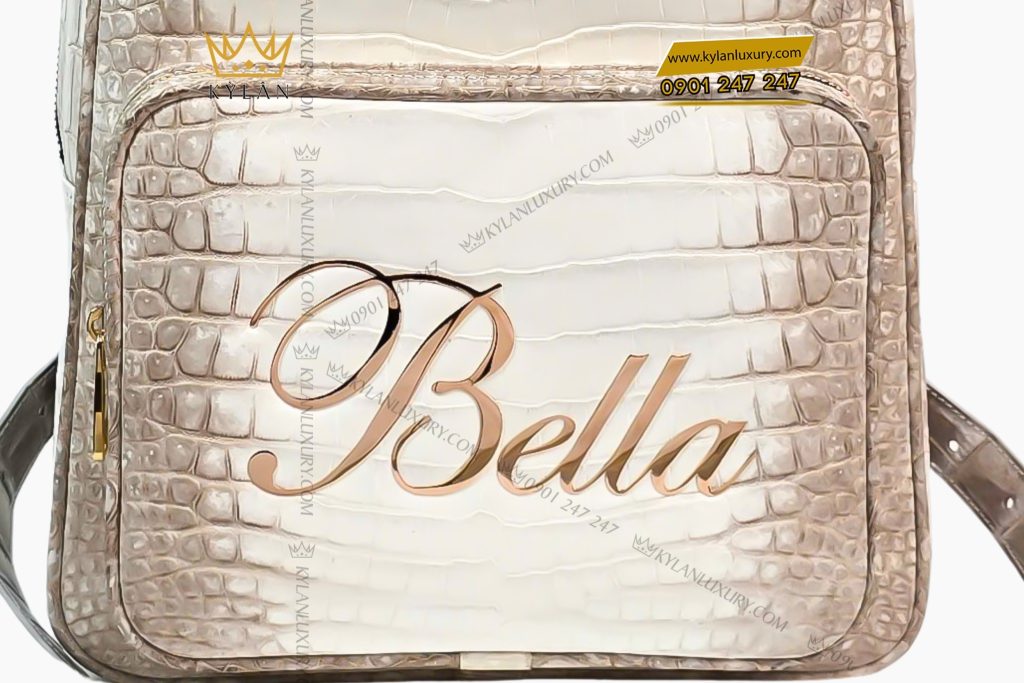 Balo da cá Alligator white đính logo vương miện và chữ Bella vàng Au750