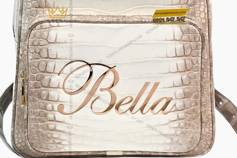 Balo da cá Alligator white đính logo vương miện và chữ Bella vàng Au750