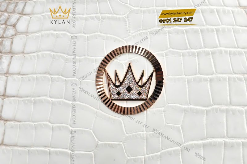 Balo da cá Alligator white đính logo vương miện và chữ Bella vàng Au750