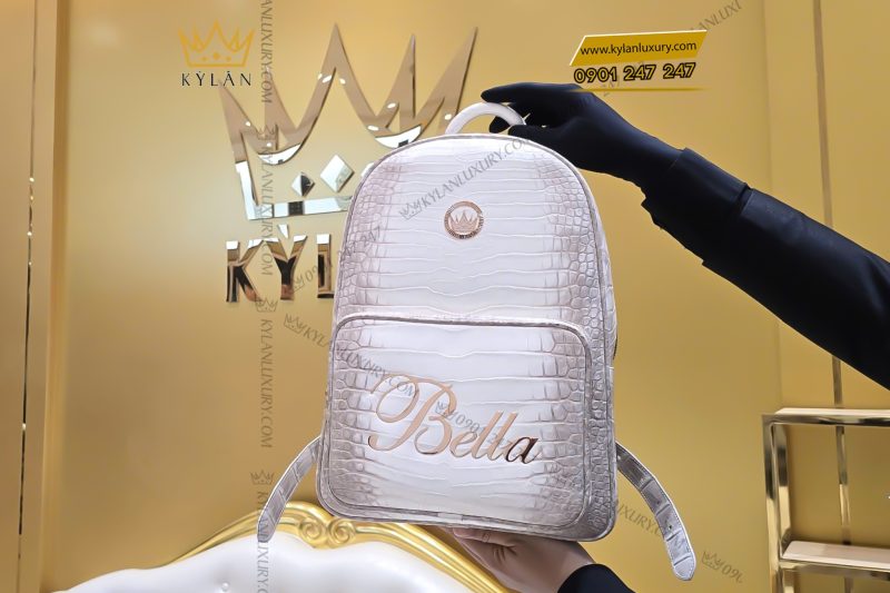 Balo da cá Alligator white đính logo vương miện và chữ Bella vàng Au750