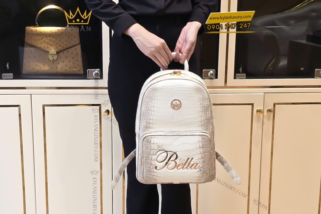 Balo da cá Alligator white đính logo vương miện và chữ Bella vàng Au750